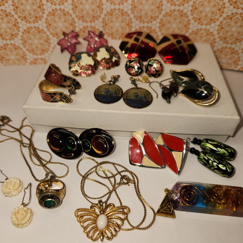 #16, VICTORIAN LOT OF 15 ITEMS OF ENAMEL EARRINGS, & NECKLACE